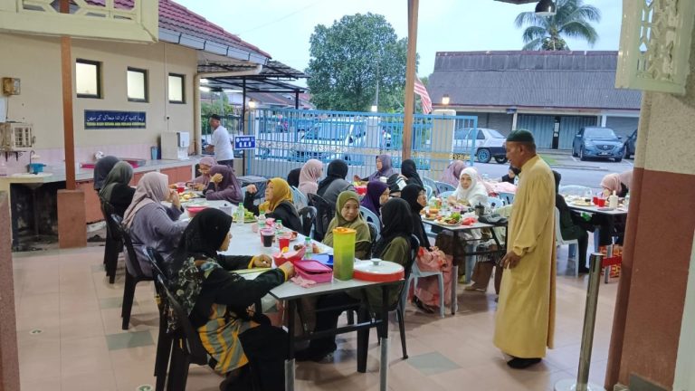 Sumbangan Kerusi Batu Kepada Surau Al-Hikmah