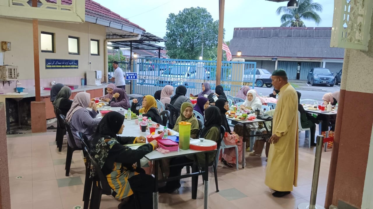 Sumbangan Kerusi Batu Kepada Surau Al-Hikmah